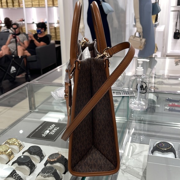Michael Kors "Mirella" MD EW Tote Brown Shoulder Bag - 35F2G7ZT2B
Brown
NWT - Picture 7 of 16